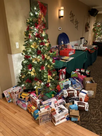 christmas tree with gifts