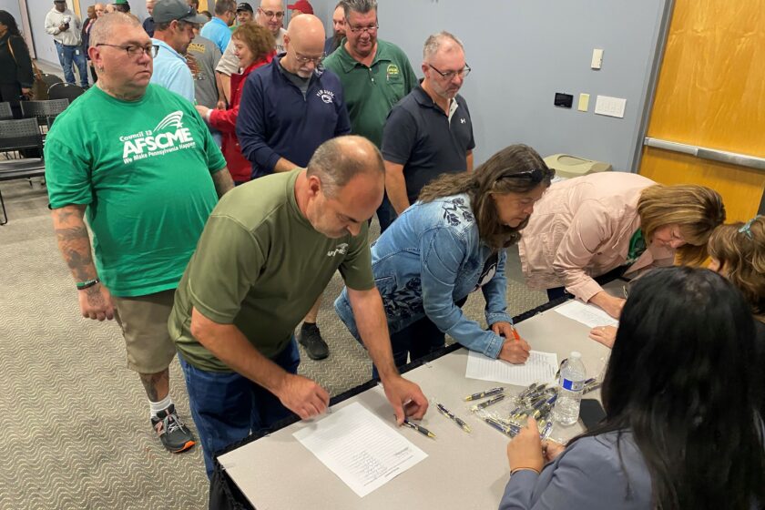 AFSCME leaders, Commonwealth officials sign new state contract AFSCME